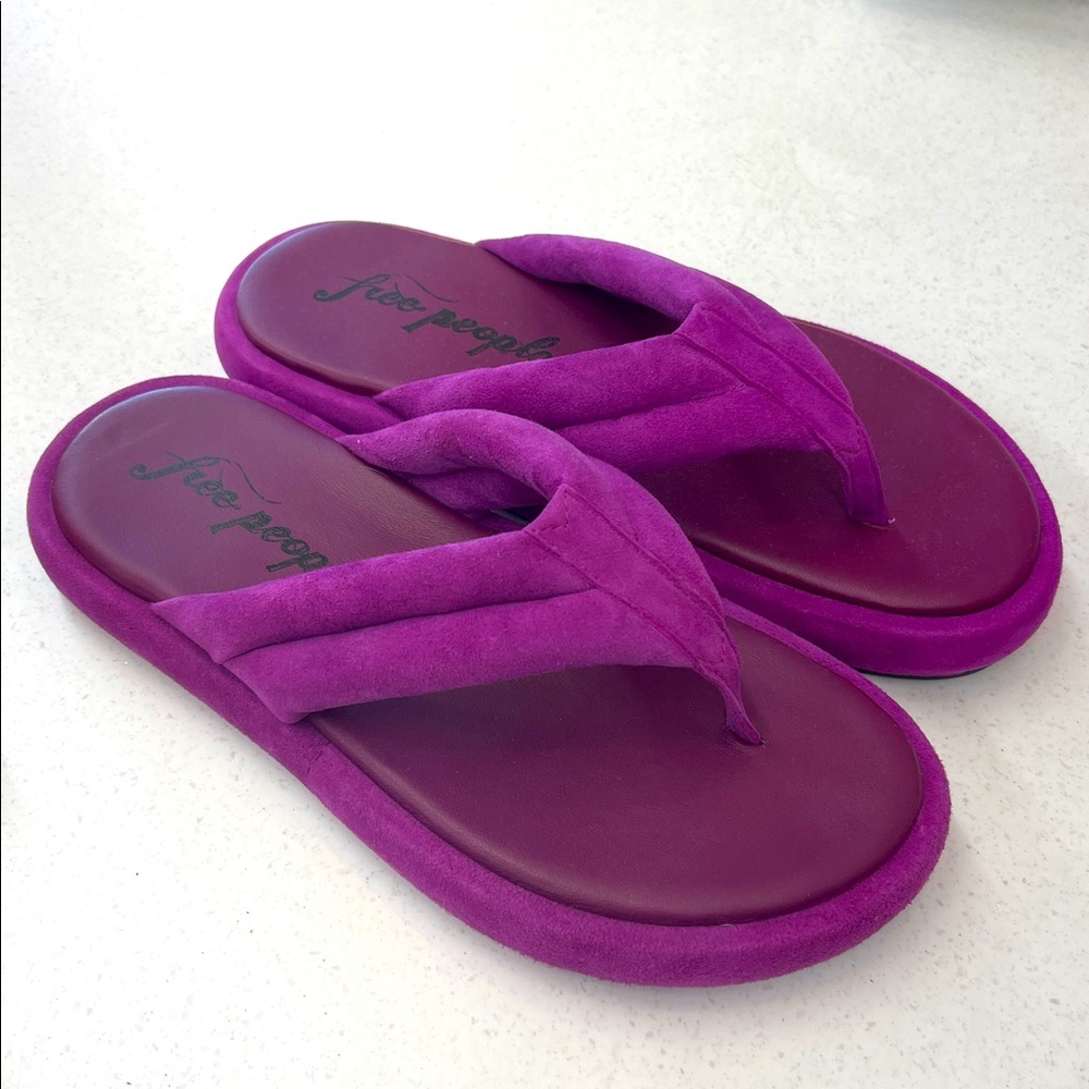New! Free People suede fuchsia purple platform thong flip flop Sandals
